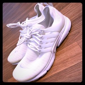 Size 8 offwhite Nike Prestos. Price is negotiable